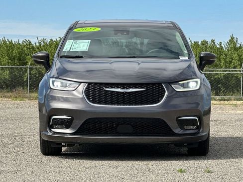 Used 2023 Chrysler Pacifica Touring-L FWD image 9