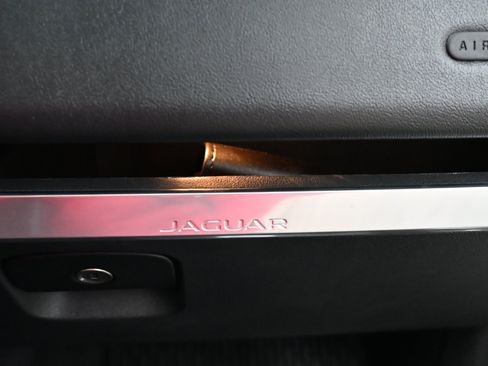 Used 2020 Jaguar F-PACE Premium image 33