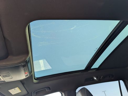 Used 2023 Volkswagen Tiguan SE R-Line image 17