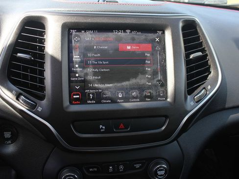 Used 2019 Jeep Cherokee Trailhawk w/ Comfort/Convenience Group AWD/4WD image 17