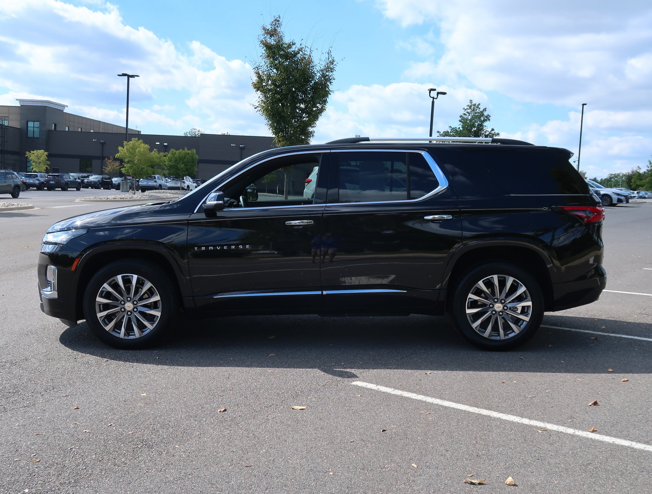 Used 2023 Chevrolet Traverse Premier w/ LPO, Cargo Package FWD image 5