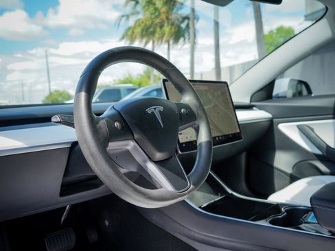 Used 2019 Tesla Model 3 Standard Range Plus image 8