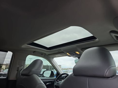 Used 2021 Toyota Highlander XLE FWD image 21