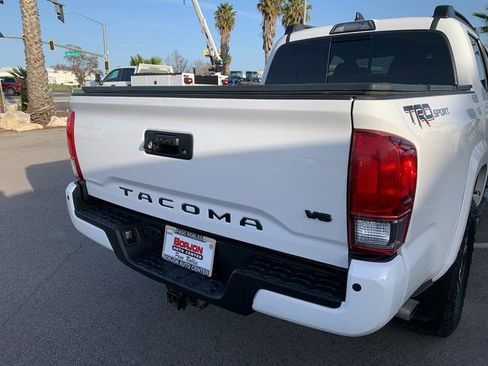Used 2017 Toyota Tacoma TRD Sport image 9