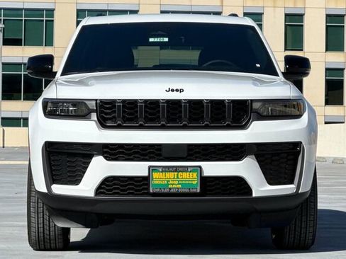 New 2026 Jeep Grand Cherokee Altitude image 6