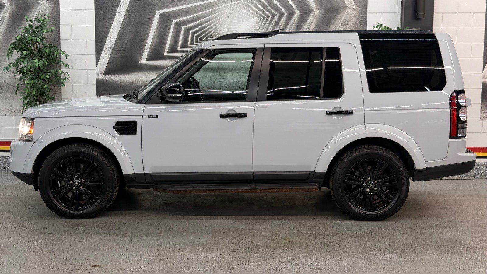 Used 2016 Land Rover LR4 HSE AWD/4WD image 4