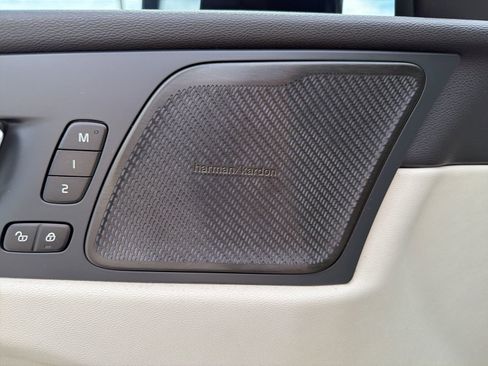 Used 2024 Volvo XC60 B5 Ultimate w/ Protection Package Premier image 15