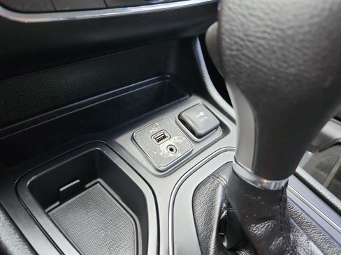 Used 2019 Jeep Cherokee Latitude w/ Popular Appearance Group FWD image 18