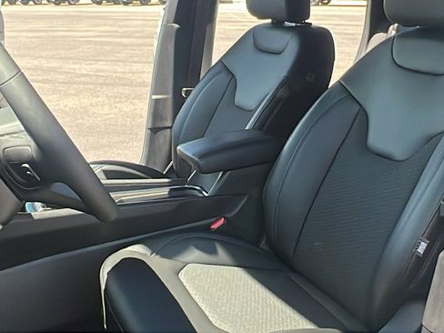 New 2025 Jeep Compass Latitude image 16