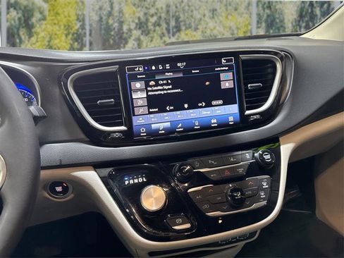 Used 2023 Chrysler Pacifica Touring-L image 16