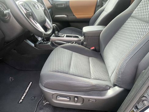 Used 2020 Toyota Tacoma SR5 image 12