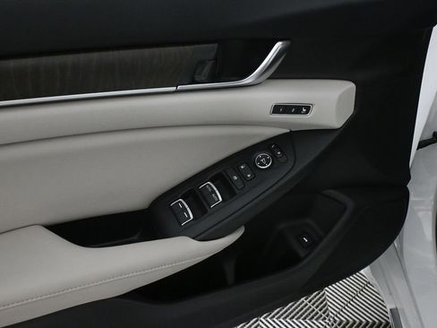 Used 2018 Honda Accord Touring image 8