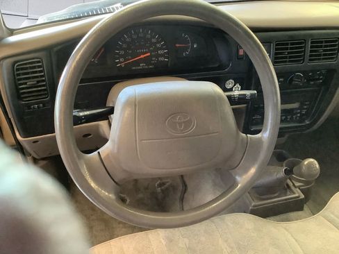 Used 2000 Toyota Tacoma 2WD Regular Cab image 9