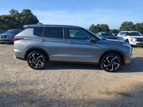 Used 2024 Mitsubishi Outlander SE FWD image 2