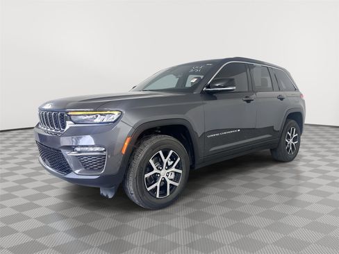 Used 2025 Jeep Grand Cherokee Limited image 3