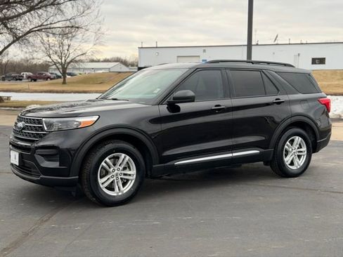 Used 2022 Ford Explorer XLT image 3