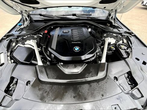 Used 2022 BMW 740i w/ M Sport Package image 11