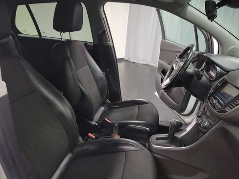 Used 2017 Chevrolet Trax LT w/ LT Convenience Package FWD image 28