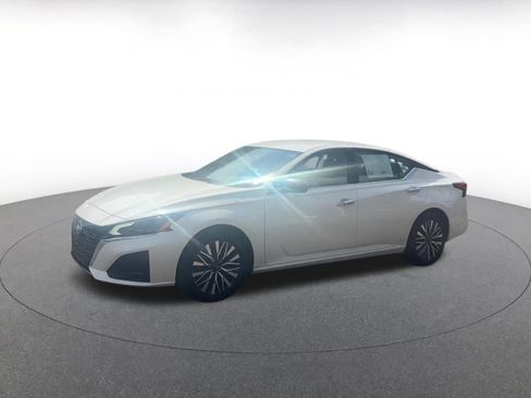 Used 2025 Nissan Altima 2.5 SV image 8