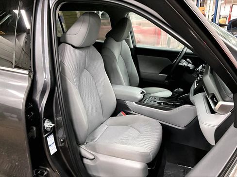 Certified 2022 Toyota Highlander LE image 7