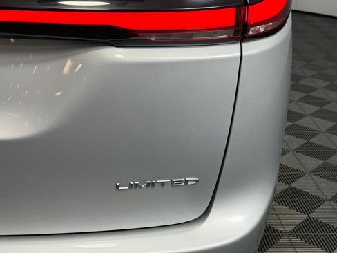 Used 2024 Chrysler Pacifica Limited FWD image 13