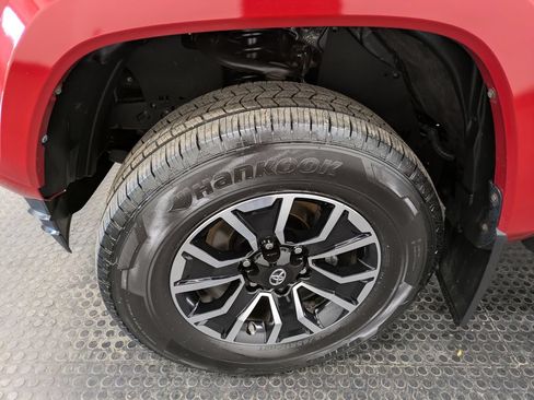 Used 2020 Toyota Tacoma TRD Sport AWD/4WD image 7