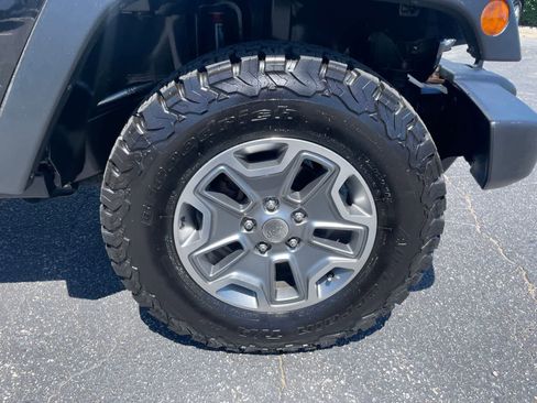 Used 2015 Jeep Wrangler Unlimited Rubicon w/ Dual Top Group AWD/4WD image 21