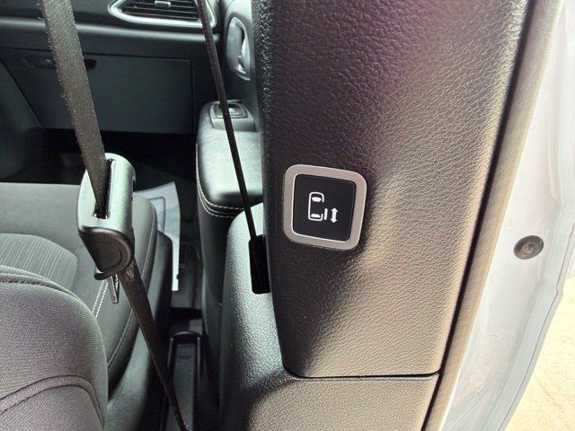 Used 2019 Chrysler Pacifica Touring Plus w/ S Appearance Package FWD image 29