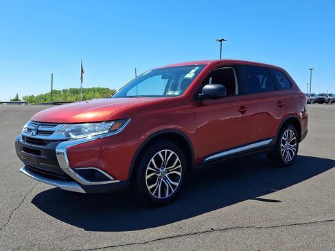 Used 2018 Mitsubishi Outlander ES AWD/4WD image 3