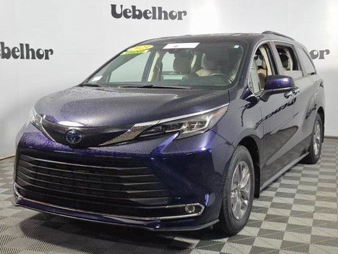 Certified 2023 Toyota Sienna XLE image 3