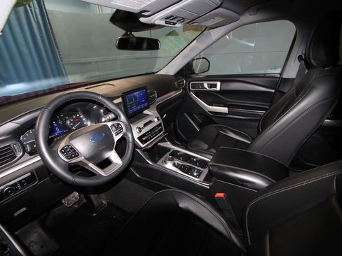 Used 2023 Ford Explorer XLT w/ Equipment Group 202A image 2