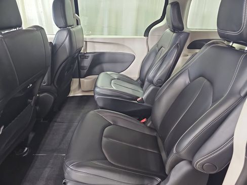 Used 2023 Chrysler Pacifica Touring-L FWD image 19