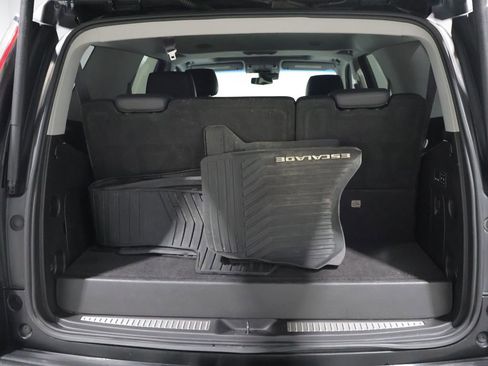 Used 2017 Cadillac Escalade Luxury AWD/4WD image 4
