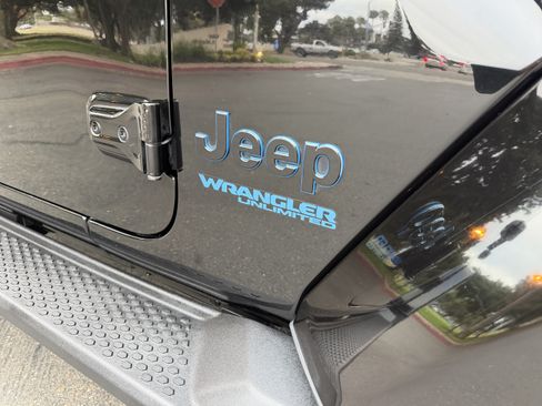 Used 2022 Jeep Wrangler Unlimited Sahara AWD/4WD image 28