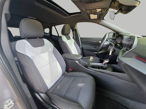 Used 2025 Chevrolet Trax RS w/ Sunroof Package FWD image 11