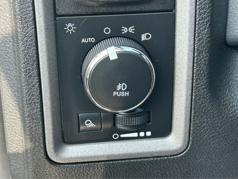 Used 2017 RAM 1500 Express RWD image 16