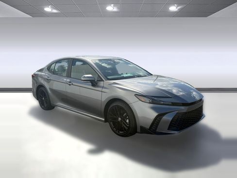 Used 2025 Toyota Camry SE image 6