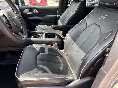 Used 2023 Chrysler Pacifica Limited w/ S Appearance Package FWD image 17