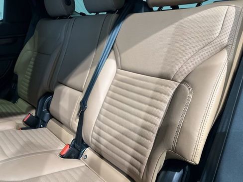 Used 2024 Land Rover Discovery Dynamic SE image 38