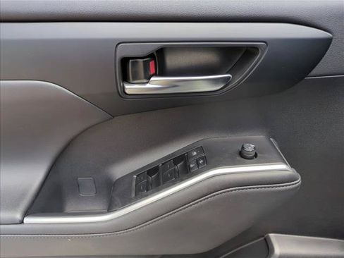 Certified 2024 Toyota Highlander XLE FWD image 15