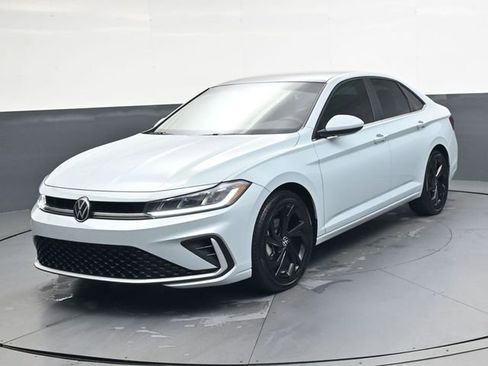 Used 2025 Volkswagen Jetta SE image 9