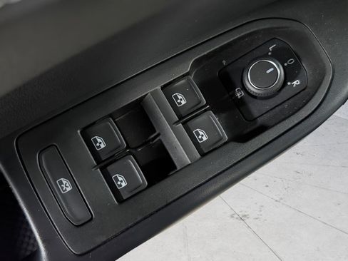 Certified 2025 Volkswagen Taos SE image 20