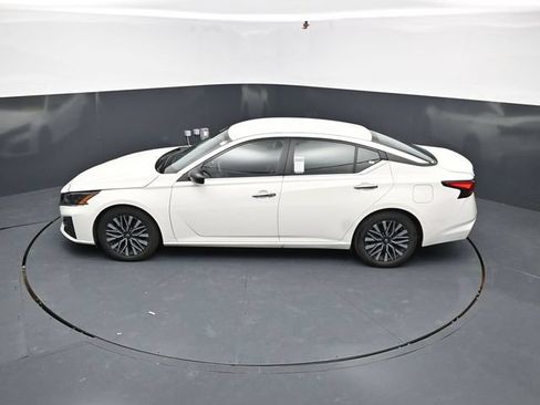 Used 2025 Nissan Altima 2.5 SV FWD image 46