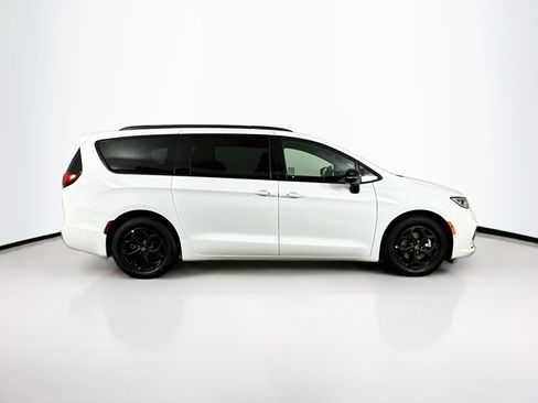 Used 2025 Chrysler Pacifica Premium FWD image 10