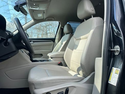 Used 2023 Volkswagen Atlas SE w/ Black Wheel Package image 3