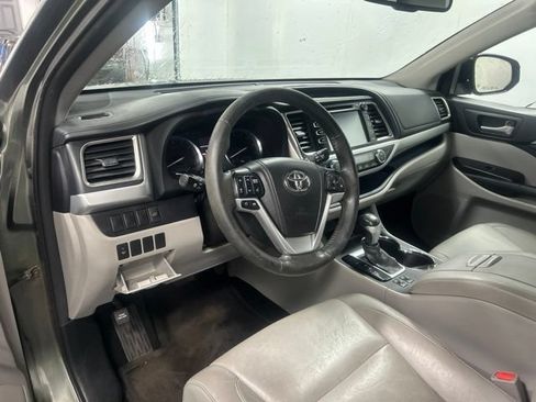 Used 2014 Toyota Highlander XLE AWD/4WD image 12