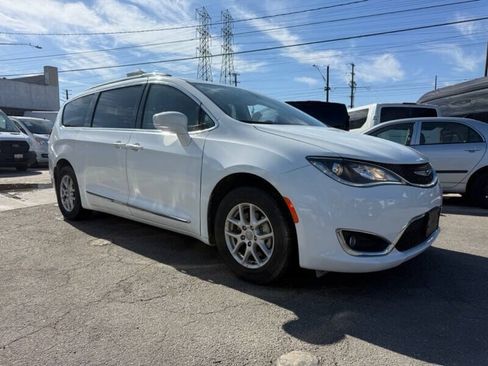 Used 2020 Chrysler Pacifica Touring-L FWD image 1