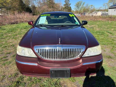 Used 2004 Lincoln Town Car Signature image 2