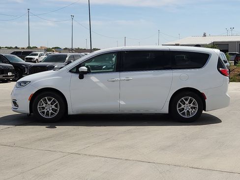Used 2023 Chrysler Pacifica Touring-L FWD image 2