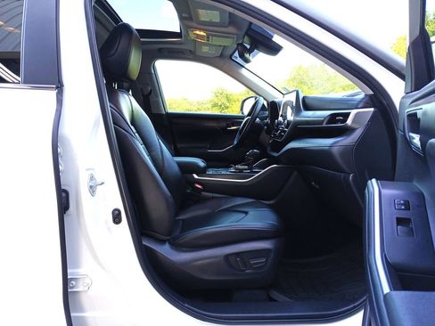 Used 2024 Toyota Highlander XLE FWD image 24
